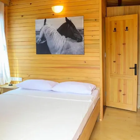 Yaliciftlikde Dogayla Ic Ice Tatil Chaletu