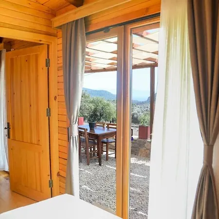 Yaliciftlikde Dogayla Ic Ice Tatil Chalet